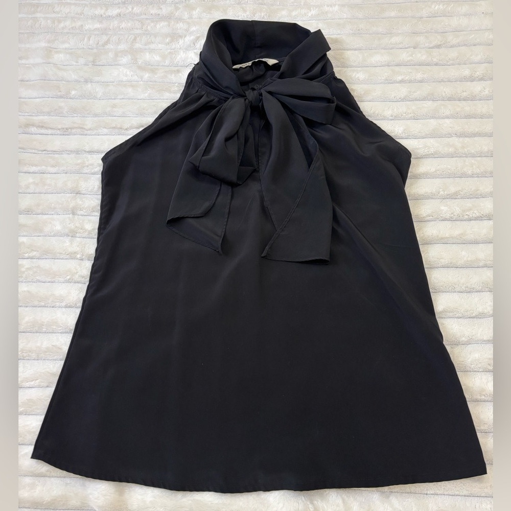 Old Navy black tie neck bow sleeveless blouse, sz XS | minimal chic workwear